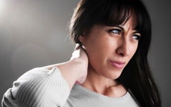 Ženska je zaskrbljena zaradi simptomov cervikalne osteohondroze